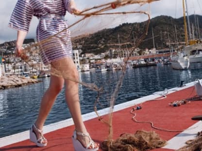 Was braucht man für den perfekten Tag auf dem Wasser? Sonnenschein, 20 Grad, eine große Yacht - und einen Marine-Look, der nicht nur den Captain verzaubert. Paillettenkleid von D&G, ca. 330 Euro. Gürtel von Celine. Schuhe von Moschino 
