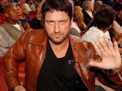 Heiße Beziehungsgerüchte kursieren derzeit um Schauspieler Gerard Butler und Kollegin Jennifer Aniston. Zu den MTV Music Awards kam er solo