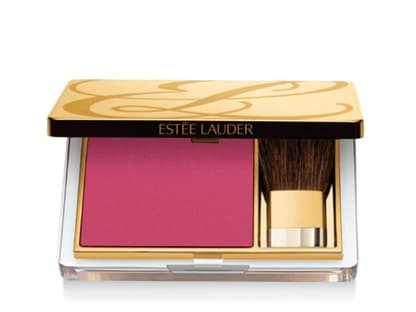 Jetzt ein Hauch beerenfarbenes Rouge entlang der Wangenknochen aufstäuben. "Pure Color Blush Custom Collection by Tom Pecheux Fearless" von Estée Lauder, limitiert, ca. 38 Euro