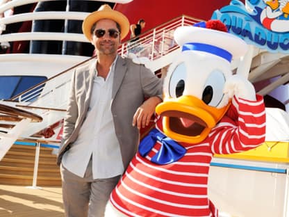 Alle Mann an Boooord! John Stamos macht neben Captain Donald Duck eine gute Figur