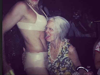 Die "Model-Oma" geht sogar auf Tuchfühlung mit Miley... äh... Perez Hilton!