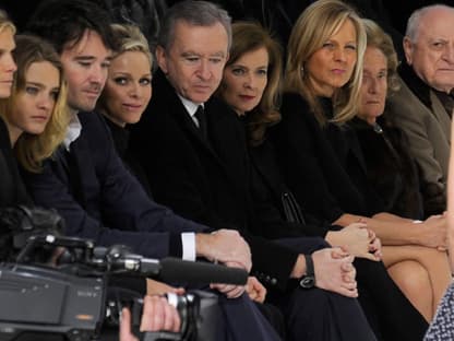 Eine Front-Row, die sich sehen lassen kann: Model Natalia Vodianova, ihr Ehemann und Chef des Modeunternehmens LVMH, Antoine Arnault, Fürstin Charléne von Monaco, LVMH-Inhaber Bernard Arnault, sowie Valerie Trierweiler, Partnerin des französischen Präsidenten Francois Hollande