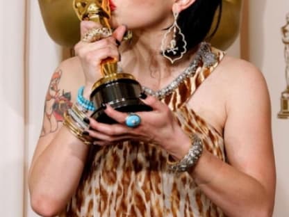 Autorin Diablo Cody mit ihrem Oscar für das beste Originaldrehbuch von "Juno"