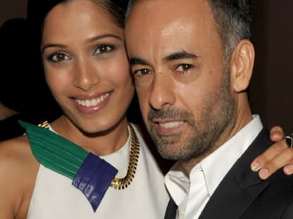 "Slumdog Millionaire"-Star Freida Pinto und Calvin Klein Kreativdirektor Francisco Costa posieren für die Fotografen