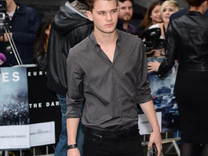 Schauspieler Jeremy Irvine war in London auch dabei