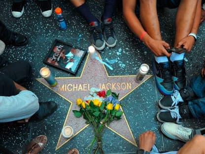 Am "Walk of Fame" halten Fans Mahnwache