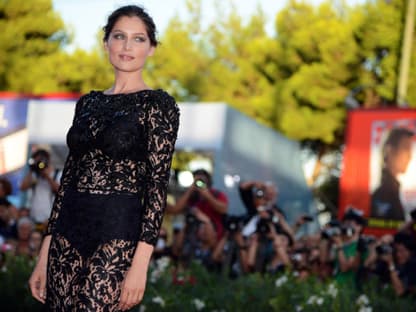 Spitze! Laetitia Casta führt eine Robe mit Durchblick vor