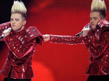 Die verrückteste und aufgedrehteste Show des Abends lieferten definitiv die Zwillinge John und Edward Grimes alias "Jedward" ab. Obwohl sie als Favoriten galten schafften sie es nicht unter die Top Drei. Mit 119 Punkten landeten sie auf Platz 8