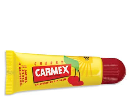 Kirschzarte Küsse garantiert!´ Carmex Cherry schmeckt nicht nur herrlich fruchtig, sondern sorgt auch für eine Extraportion Pflege und verleiht den Lippen einen zarten Glanz. Neu in Deutschland, ab 1,99 Euro´ 