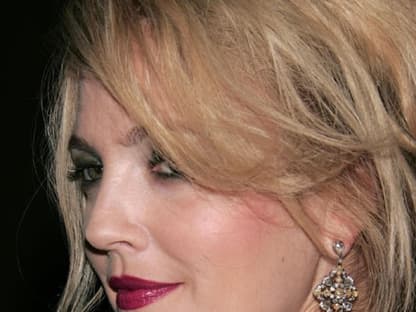 Aber Achtung! Fast jeder roter Lippenstift ist ein Fehlkauf. Drew Barrymore trägt einen leichten Beerenton