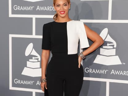 Dress yourself slim! Der Schwarz-weiß-Kontrast lässt optisch die Pfunde purzeln. Soul-Diva Beyoncé Knowles hat's ausprobiert.