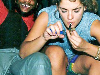 Das soll Brooke Shields mit dem Reggae-Künstler H.R. sein...