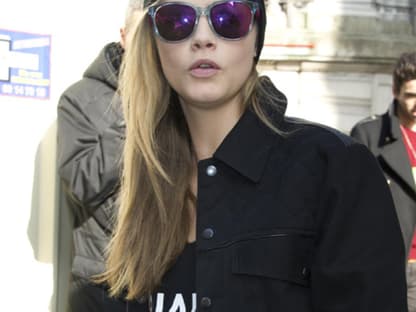 Hier gehört der Bad Hair Day zum Programm: Cara Delevingne trägt auf der Paris Fashion Week zu ihren glatten Haaren eine lässige Beanie-Mütze. Besonderes Highlight: die verspiegelte Sonnenbrille.