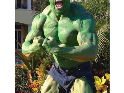 Alle Jahre wieder - feiern die Promis ausgelassen Halloween. Auch jetzt  schmeißen sich die Stars in ausgefallene Outfits - so wie hier Schauspieler "The Rock" als "Hulk"