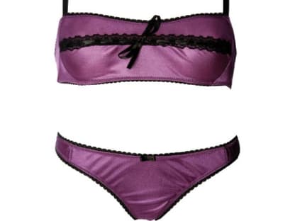 In Bandeau-Form von Blush, 
BH ca. 60 Euro, Slip ca. 50 Euro