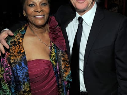 Dionne Warwick und  Hollywood-Star Richard Gere stellen sich für ein Foto auf