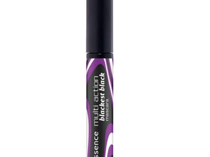 Damit sich die eigenen Wimpern gut mit den falschen verbinden und man die Täuschung auf den ersten Blick nicht sieht, sollte man alle Wimpern kräftig tuschen. "Multi Action blackest black Mascara" von Essence, ca. 3 Euro