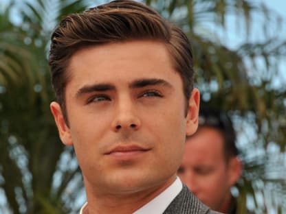 Strahlend blaue Augen unter Palmen: Zac Efron