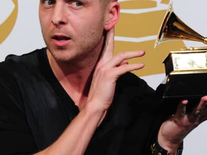 Ryan Tedder freute sich über ein goldenes Grammophon als "Bester Produzent". Er war maßgeblich an dem Adele-Album "21" beteiligt