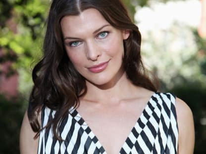 Model Milla Jovovich kam nach New York um sich die neue Frühjahrskollektion 2010 von der Designerin Donna Karan anzugucken 