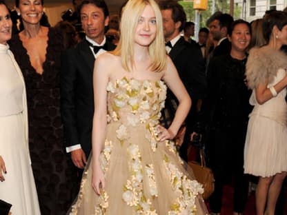 Ein Blumenmädchen: Schauspielerin Dakota Fanning in einer aufwendigen Tüll-Robe von Valentino