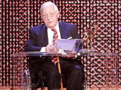 Bewegendster Moment der Bambi-Verleihung: Alt-Bundeskanzler Helmut Schmidt nimmt den Millennium Bambi 2011 entgegen