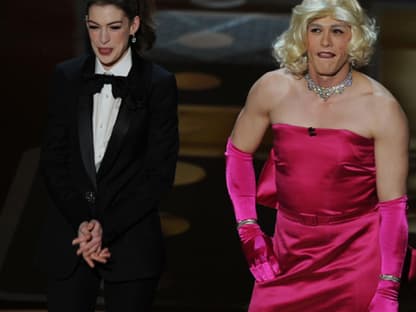 Mehrere Outfitwechsel, kaum überraschende Höhepunkte aber dafür ganz viel Humor: Die diesjährige Oscar-Verleihung stach vor allem durch ihre Moderatoren Anne Hathaway und James Franco hervor