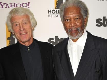 Roger Deakins gewann den Award als bester Kameramann. Mit ihm freute sich Schauspieler Morgan Freeman