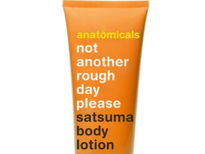 Der Wunsch dieser zitrus-frischen Körpercreme: âNot another rough day please" und sorgt deshalb für eine wunschlos glücklich gepflegte Haut. Satsuma Bodylotion von Anatomicals, 200ml ca. 7 Euro, exklusiv bei Douglas