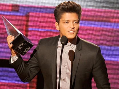 Bruno Mars bedankt sich für seine Trophäe