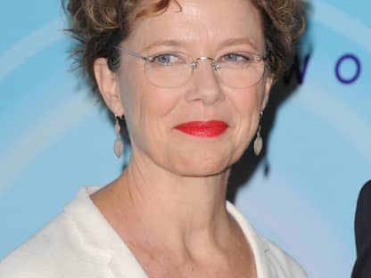 Annette Bening kam allerdings nicht nur als Zuschauerin. Sie bekam den "Crystal Award for Excellence in Film" verliehen