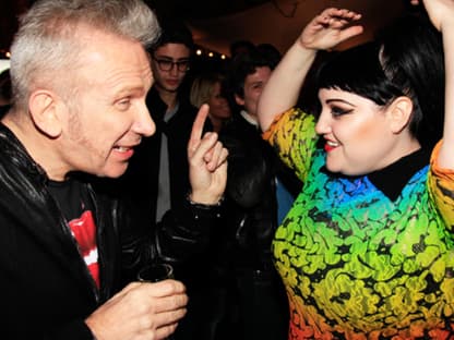 Die regenbogenfarbene Beth Ditto mit Jury-Mitglied´ ´ Jean-Paul Gaultier