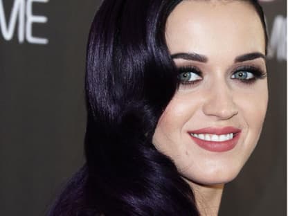 Katy Perry hat ihren ganz eigenen Kopf. So trägt sie neuerdings rabenschwarzes Haar mit einem violetten Schimmer. Wow!