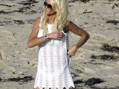 Ganz allein sonnte sich hingegen das schwedische Model Victoria Silvstedt am Strand von St. Barth