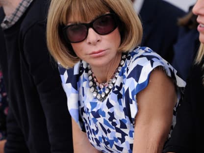 Anna Wintour guckt sich mit strenger Miene die Kollektion von Derek Lam an