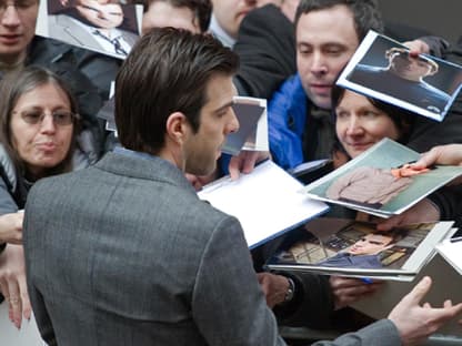 Draußen warten die Fans in Scharen. Zachary Quinto schrieb schreibt fleißig Autogramme