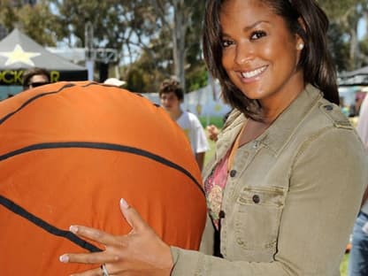 Sportlich: Laila Ali hält einen überdimensionalen Basketball in den Händen