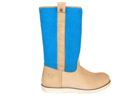 Kann man nicht übersehen. Den Stiefel gibt es gleich in mehreren Farbvarianten (außerdem ist er im Sale  Juchu!). Über <a title="http://www.wittyknitters.com/Shoes/Witty-Felt-Boot-natural-turquoise.html" href="http://www.wittyknitters.com/Shoes/Witty-Felt-Boot-natural-turquoise.html" target="_blank">wittyknitters.com</a>, ca. 100 Euro