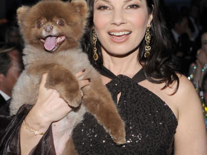 Fran Drescher brachte das wohl süßeste Accessoire des Abends mit: Ihren Hund!