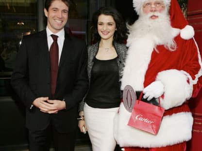 Schauspielerin Rachel Weisz posiert mit einem Freund und dem Weihnachtsmann