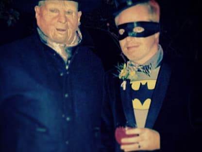 Eric Stonestreet ("Modern Family") als gruseliger Ranch-Boss mit seinem Co-Star Jesse Tyler Ferguson als Batman