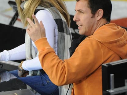 Versuchten sich als Stadion-Sprecher: Jennifer Aniston und Adam Sandler