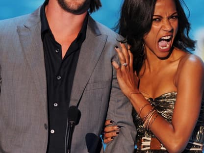 Zum Anbeißen fand Zoe Saldana auch ihren Kollegen Chris Hemsworth, mit dem sie eine Laudatio hielt