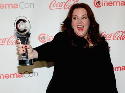 Für Melissa McCarthy ("Bridesmades") ein Grund zur Freude: ihr Award zum "Female Star of the Year". Glückwunsch!