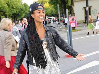 Mit im Schlepptau hatte Noah Becker übrigens seine aktuelle Freundin Larissa 'Lary' Herden. Die zeigte sich in der rockingen Dirndl-Version. Cool!