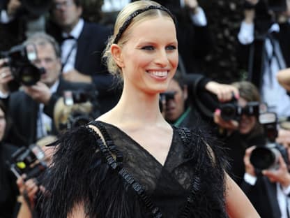 Karolina Kurkova ﻿kam in einem Federgewand. Vielleicht in Anlehnung an den Erfolgsfilm "Black Swan"?