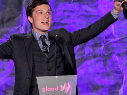 "Hunger Games"-Star Josh Hutcherson, 19, freute sich riesig über eine Auszeichnung mit dem Vanguard Award - der bisher jüngste Gewinner des Preises aller Zeiten. Glückwunsch!