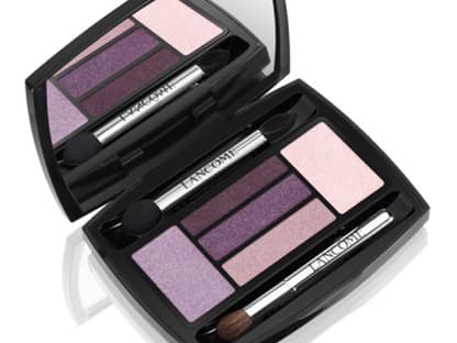 Auf den Lidern hat die 26-Jährige einen leicht glitzernen Lidschatten in Rosa. Die Lidschatten-Palette "HypnÃ´se Reflet d'Amethyste" vereint gleich mehrere Lila -und Rosa-Töne in Einem. Von LancÃ´me, ca. 49 Euro