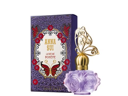 Türkische Rose und prickelnde Birne, klingt komisch- riecht aber himmlisch. La vie de BohÃ¨me von Anna Sui, Eau de Toilette, über <a title="http://www.douglas.de/douglas/Düfte-Damendüfte-Düfte-Anna-Sui-La-Vie-de-BohÃ¨me_productbrand_3000068812.html" href="http://www.douglas.de/douglas/Düfte-Damendüfte-Düfte-Anna-Sui-La-Vie-de-BohÃ¨me_productbrand_3000068812.html" target="_blank">douglas.de</a> 30 ml ca. 30 Euro