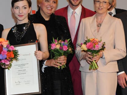 Die glücklichen Preisträger stellen sich mit den Moderatoren und Laudatoren des Abends für ein Abschlussfoto auf